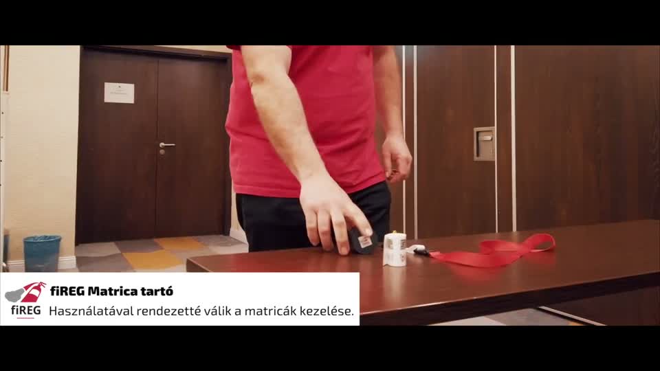 QR-kód kihelyezése egy tűzvédelmi eszközre