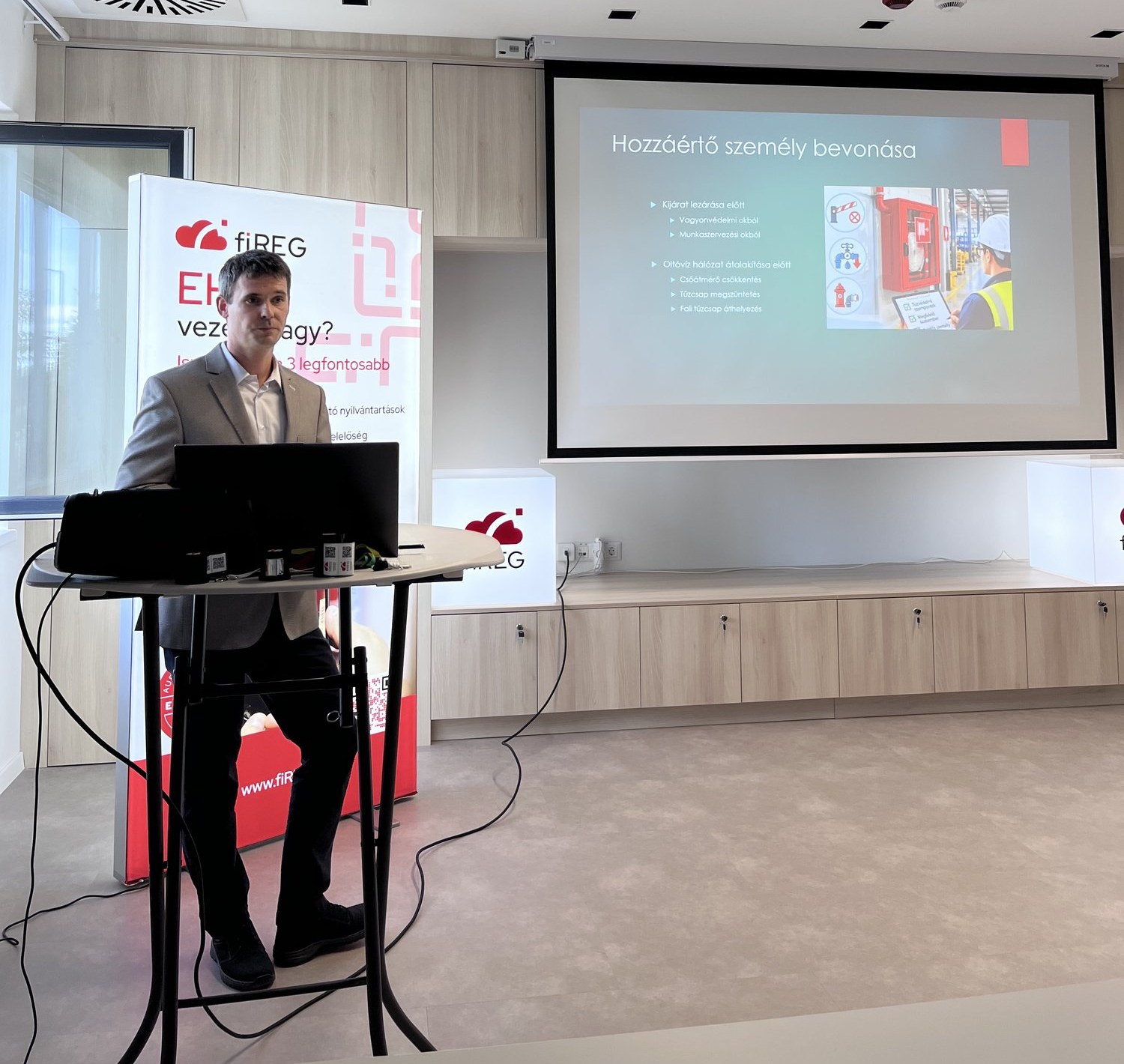 Böröcz Máté előadása a soproni fiREG Roadshow színpadán